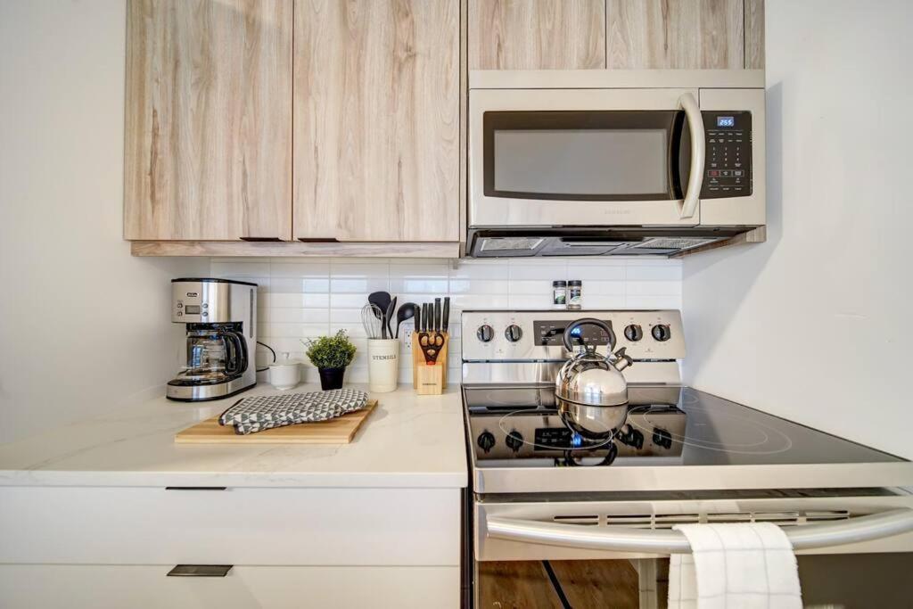 Luxurious Modern 2Br Condo Sleeps 5 Coffee, Ac, Wifiハリファックス エクステリア 写真