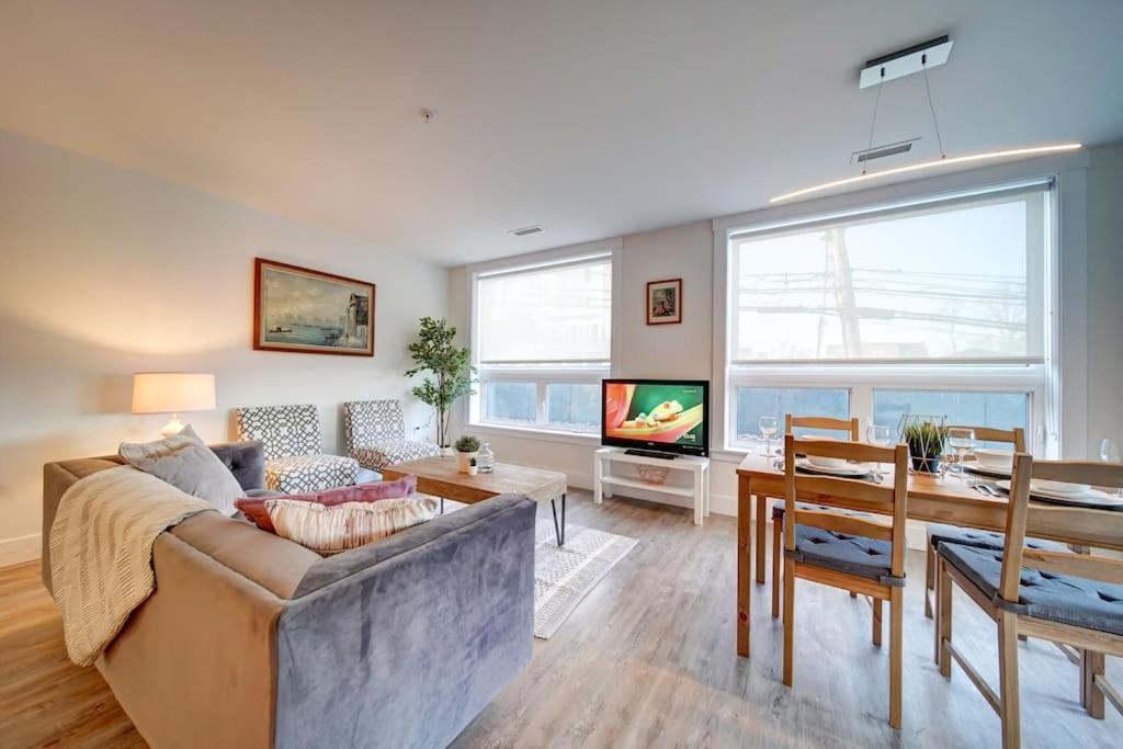 Luxurious Modern 2Br Condo Sleeps 5 Coffee, Ac, Wifiハリファックス エクステリア 写真