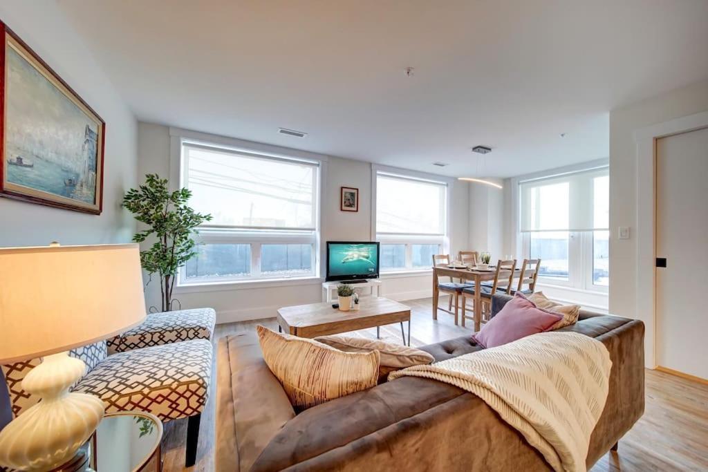 Luxurious Modern 2Br Condo Sleeps 5 Coffee, Ac, Wifiハリファックス エクステリア 写真