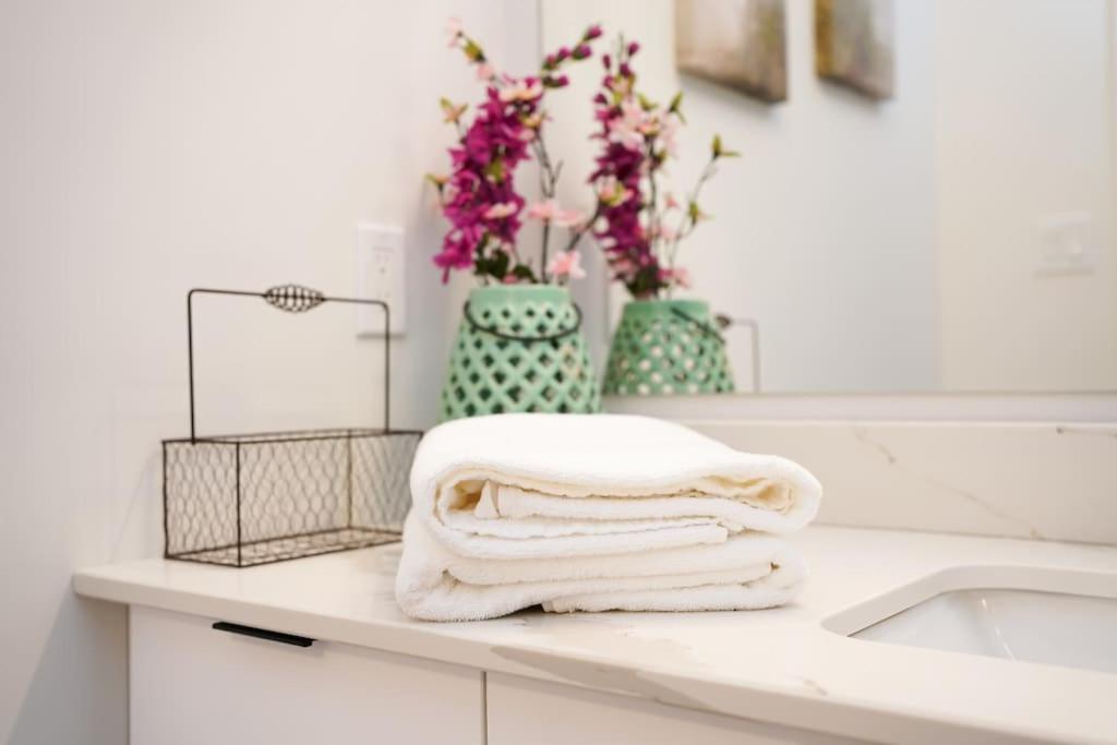 Luxurious Modern 2Br Condo Sleeps 5 Coffee, Ac, Wifiハリファックス エクステリア 写真