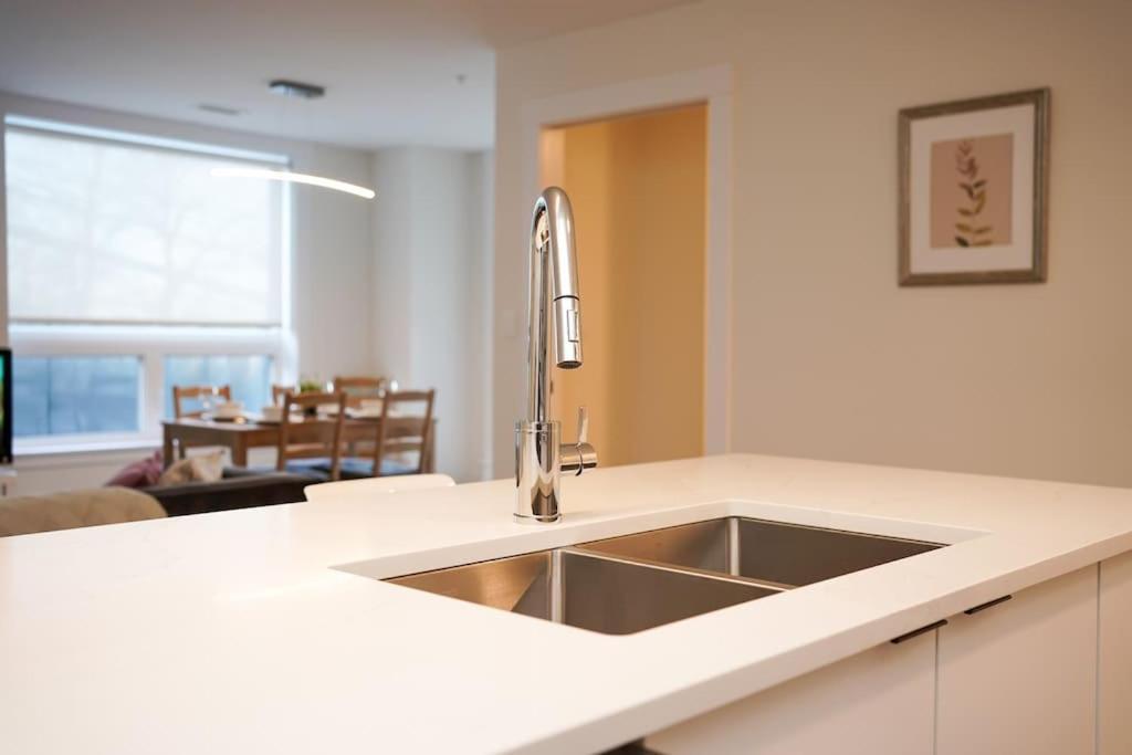 Luxurious Modern 2Br Condo Sleeps 5 Coffee, Ac, Wifiハリファックス エクステリア 写真