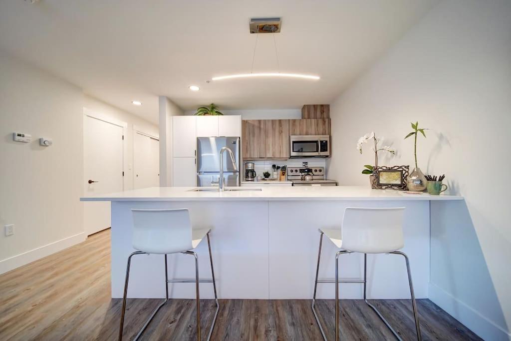 Luxurious Modern 2Br Condo Sleeps 5 Coffee, Ac, Wifiハリファックス エクステリア 写真