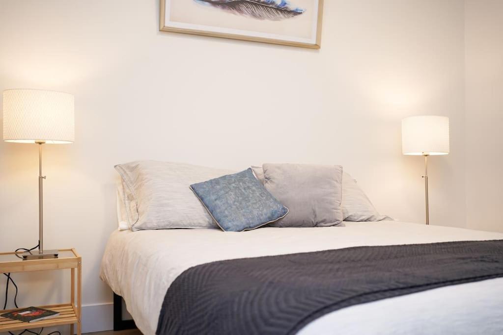 Luxurious Modern 2Br Condo Sleeps 5 Coffee, Ac, Wifiハリファックス エクステリア 写真