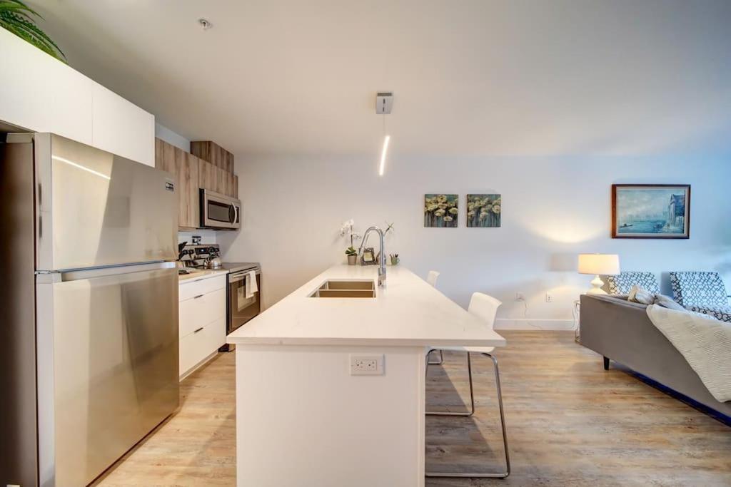 Luxurious Modern 2Br Condo Sleeps 5 Coffee, Ac, Wifiハリファックス エクステリア 写真